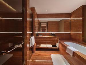 Koupelna v ubytování Hilton Altay Hemu + 36 fotografií