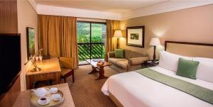 Una cama o camas en una habitación de Drakensberg Sun Resort 45 fotos más