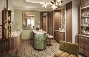 Un baño con un gran espejo y un lavabo. en Roswyn, a Morgans Originals hotel, en Bombay 31 fotos más