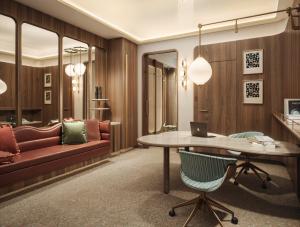 una sala de estar con una mesa y un sofá en Roswyn, a Morgans Originals hotel, en Bombay