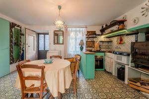 eine Küche mit Tisch und Stühlen in einem Zimmer in der Unterkunft Appart centre La Salvetat Agout in La Salvetat