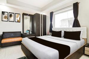 Un pat sau paturi într-o cameră la Super Collection O City Center New Town Kolkata Formerly Paradise Inn +28 fotografii