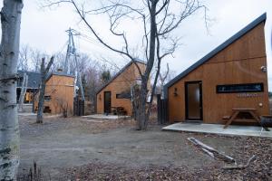 斜里町にあるHOTEL BOTHの外にピクニックテーブルがある納屋