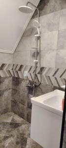 QǝçrǝşにあるA frame Family House Qeçreş,Qəçrəş,Qecresh,Qubaのシャワーと白い洗面台を備えたバスルーム