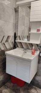 QǝçrǝşにあるA frame Family House Qeçreş,Qəçrəş,Qecresh,Qubaの白い洗面台と鏡のあるバスルーム