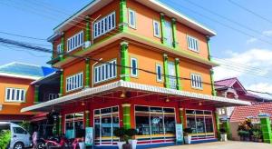 um prédio com um prédio laranja e verde em Phetphaylin Hotel em Ban Talai