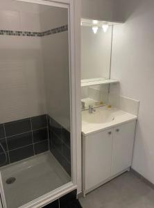 Phòng tắm tại RENT T2 in quiet 2 private parking spaces