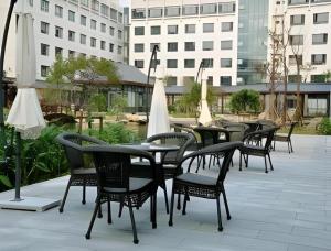 Un restaurant u otro lugar para comer en Hotel Ramada Plaza Hangzhou Xiaoshan