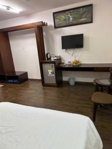 Ga Phú VănKhách sạn Anh Đức CN Hoàng Văn Thụ的一间卧室，配有一张床和一张带电脑的书桌