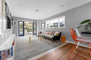 Μια τηλεόραση ή/και κέντρο ψυχαγωγίας στο Bespoke Stays - Sunlit Home in Devonport