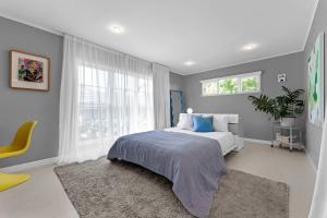 Ένα ή περισσότερα κρεβάτια σε δωμάτιο στο Bespoke Stays - Sunlit Home in Devonport