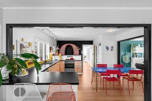 Η κουζίνα ή μικρή κουζίνα στο Bespoke Stays - Sunlit Home in Devonport