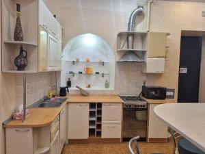 Η κουζίνα ή μικρή κουζίνα στο Apartment at Malaya Zhytomyrska 5