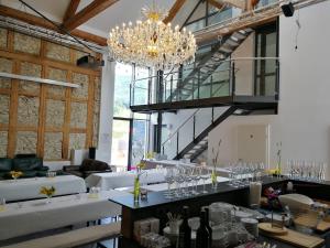 ein großer Raum mit Kronleuchter und Weingläsern in der Unterkunft 1 Z Wohnung - 30 Min nach Zürich Schweiz NEWTON in Klettgau