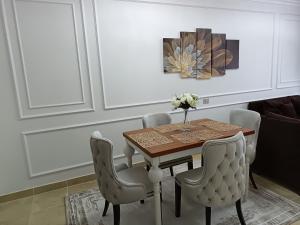 a dining room with a table and chairs at ParadiseHotel in Banī Ghālib