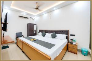 Una cama o camas en una habitación de Kalyan Singh Road Preemium Mateshwari Residency - Fully Air Conditioned Hotel With Free Parking Free Wifi - Best Premium Hotel In Ayodhya 22 fotos más
