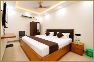 Una cama o camas en una habitación de Kalyan Singh Road Preemium Mateshwari Residency - Fully Air Conditioned Hotel With Free Parking Free Wifi - Best Premium Hotel In Ayodhya