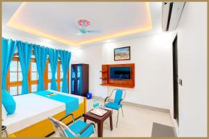 Una televisión o centro de entretenimiento en Kalyan Singh Road Preemium Mateshwari Residency - Fully Air Conditioned Hotel With Free Parking Free Wifi - Best Premium Hotel In Ayodhya