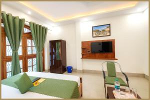 Una televisión o centro de entretenimiento en Kalyan Singh Road Preemium Mateshwari Residency - Fully Air Conditioned Hotel With Free Parking Free Wifi - Best Premium Hotel In Ayodhya