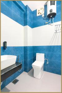 Un baño de Kalyan Singh Road Preemium Mateshwari Residency - Fully Air Conditioned Hotel With Free Parking Free Wifi - Best Premium Hotel In Ayodhya