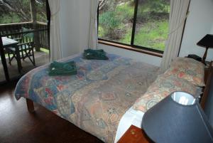 En eller flere senge i et værelse på Honeymyrtle Cottage