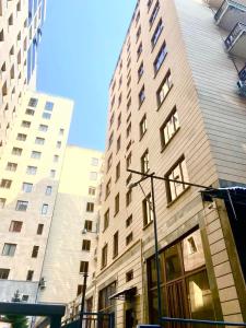 エレバンにあるHatis apartmentの前に街灯がある高い建物