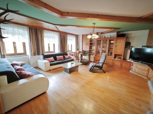 a living room with a couch and a tv at Jägerstube Preinfalk 