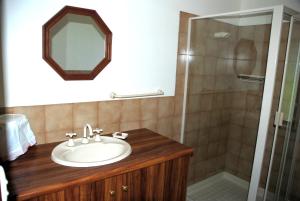 Et badeværelse på Honeymyrtle Cottage