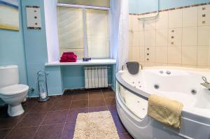 Ένα μπάνιο στο Apartment at Malaya Zhytomyrska 5 +34 φωτογραφίες