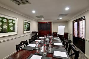 uma sala de conferências com uma mesa longa e cadeiras em Courtyard Hotel Rosebank em Joanesburgo mais 26 fotografias