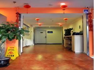 um corredor vazio com um escritório com luzes laranja em 7 Days Inn Beijing Zhongguancun Suzhouqiao em Pequim