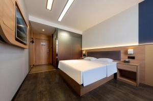 Postel nebo postele na pokoji v ubytování Huanyang Hotel Qingdao Chengyang Youth Football Stadium Branch