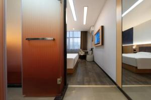 Postel nebo postele na pokoji v ubytování Huanyang Hotel Qingdao Chengyang Youth Football Stadium Branch