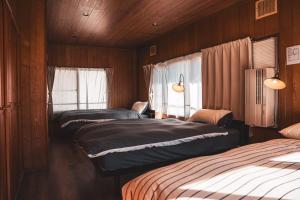 En eller flere senge i et værelse på Karabiner House Myoko