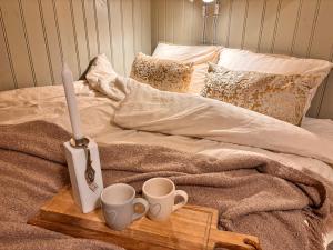 Ένα ή περισσότερα κρεβάτια σε δωμάτιο στο 1850 Old Farmhouse Retreat with jacuzzi and sauna