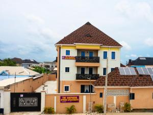 a building with solar panels on top of it at Shepherd Spring Apartments in Gbogije