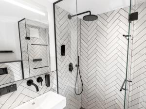 GRETI - wie dahoam, nur feiner - Alpine Boutique Hotel mit Alpentherme Eintritt, reichhaltigem Frühstück, Sauna في باد هوفغاستين: حمام مزود بدش ومغسلة