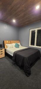 Ένα ή περισσότερα κρεβάτια σε δωμάτιο στο Bluehood WildScape