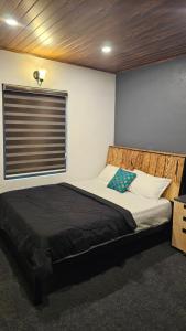 Ένα ή περισσότερα κρεβάτια σε δωμάτιο στο Bluehood WildScape +11 φωτογραφίες