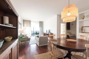 comedor y sala de estar con mesa de comedor en LovelyStay - Porto Beach Apartment, en Oporto