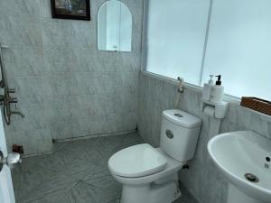 Ga Phú VănKhách sạn Anh Đức CN Hoàng Văn Thụ的浴室里有白色马桶和洗手池