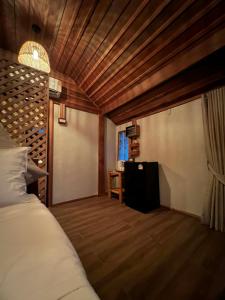 Ένα ή περισσότερα κρεβάτια σε δωμάτιο στο Sense Asia