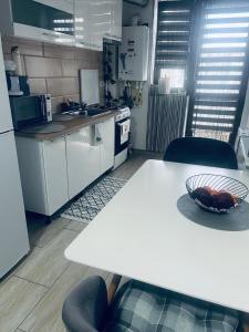 Η κουζίνα ή μικρή κουζίνα στο Magnolia Residence K&A