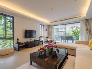 Μια τηλεόραση ή/και κέντρο ψυχαγωγίας στο Elegant Beachfront 3BR Condo at Pearl of Naithon