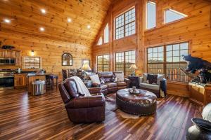 Et opholdsområde på Luxury Cabin Rental, Perfect to see Fall Colors