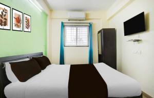 コルカタにあるHotel O Narayana RN Tagore Hospital Formerly Lantern Guest Houseの大きな白いベッドと窓のある寝室 +10枚の写真