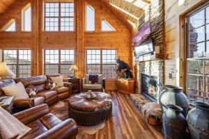 Et opholdsområde på Luxury Cabin Rental, Perfect to see Fall Colors