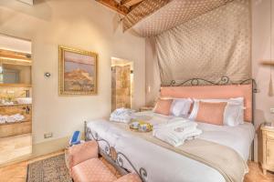 a bedroom with a bed with white towels on it at Villa MonteLandi in Montalcino