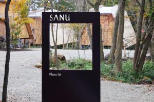 那須町にあるSANU 2nd Home 那須1stの道路脇に置かれた黒い標識