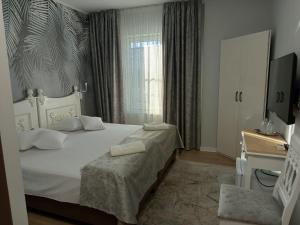 Un pat sau paturi într-o cameră la Hotel Mantra
